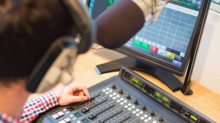 Reglene for sponsing av radioprogrammer i kringkastingsloven sier hvordan en sponsor kan identifiseres og hvilke typer program som ikke kan sponses. Foto Medietilsynet