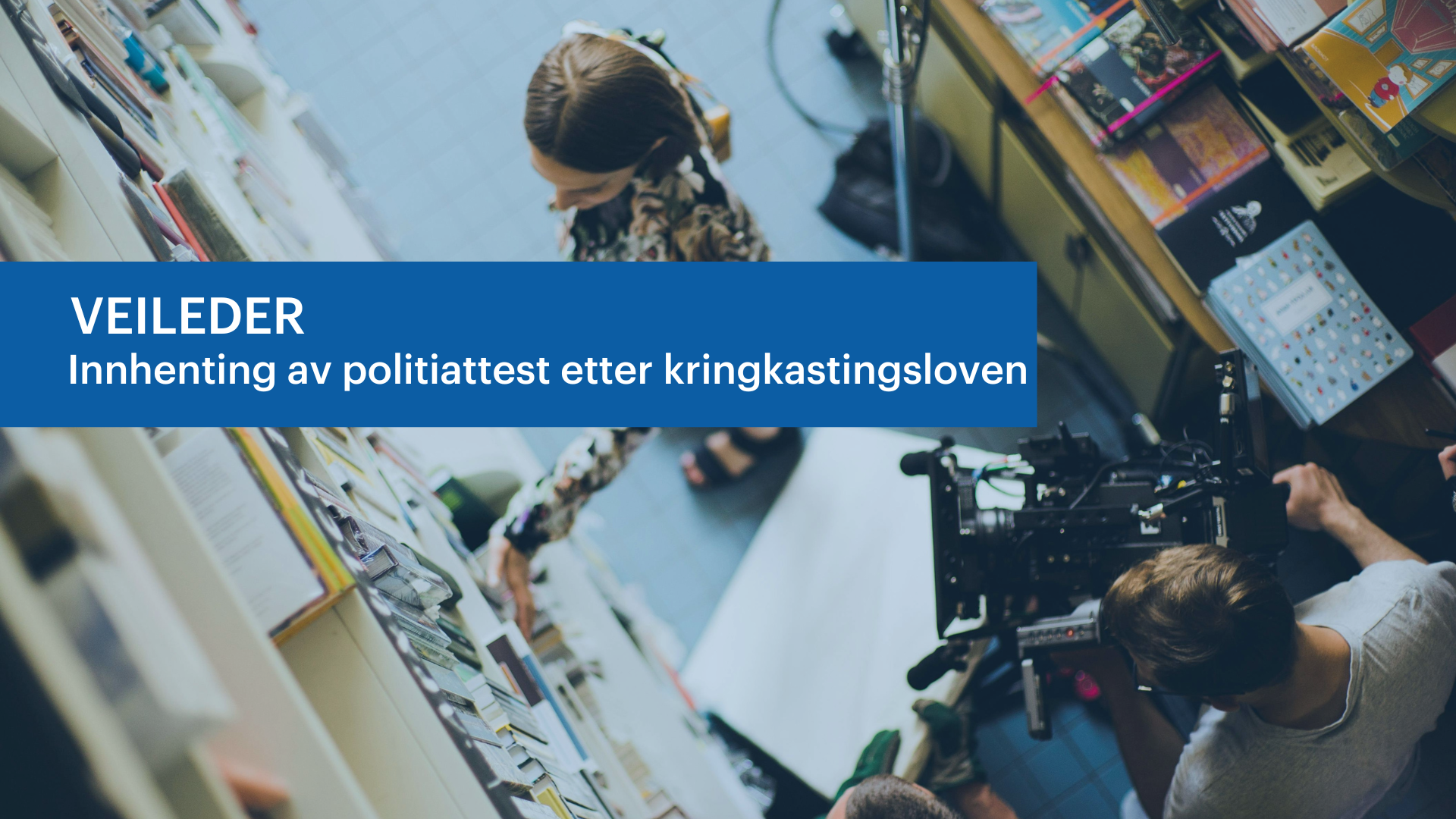 Illustrasjonsbilde: En kvinne filmes i et bibliotek, på bildet ligger en tekst som sier: Veileder innhenting av politiattest etter kringkastingsloven