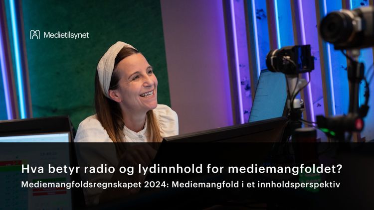 En kvinne sitter smilende i et radiostudio med mikrofon og kamera foran seg. Bakgrunnen er opplyst i blått og lilla, og teksten på bildet lyder: "Hva betyr radio og lydinnhold for mediemangfoldet? Mediemangfoldsregnskapet 2024: Mediemangfold i et innholdsperspektiv."