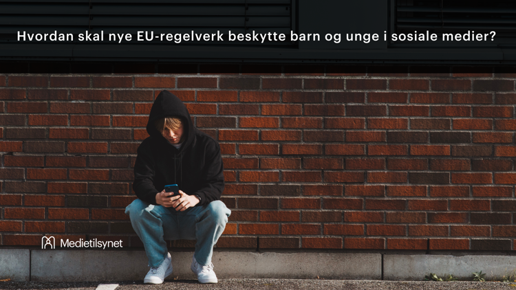 En ungdom med hettegenser sitter alene ved en murvegg og ser ned på mobilen sin. Øverst i bildet står teksten: «Hvordan skal nye EU-regelverk beskytte barn og unge i sosiale medier?». Nederst til venstre vises Medietilsynets logo.