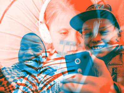 Bildemontasje av tre barneansikter. En har hodetelefoner og en holder holder opp en hånd med en mobiltelefon.