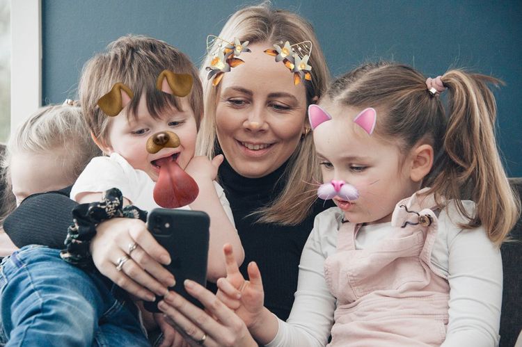 Medietilsynet lanserer nå en ny veileder med råd blant annet om grensesetting og hvordan foreldre kan snakke med barna sine om nettbruk fra de er små. Foto Medietilsynet