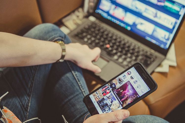 Medietilsynets undersøkelse viser at alder har betydning for om folk starter eller sier opp medieabonnement i forbindelse med korona-situasjonen. Foto: Medietilsynet