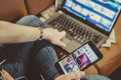 Medietilsynets undersøkelse viser at alder har betydning for om folk starter eller sier opp medieabonnement i forbindelse med korona-situasjonen. Foto: Medietilsynet