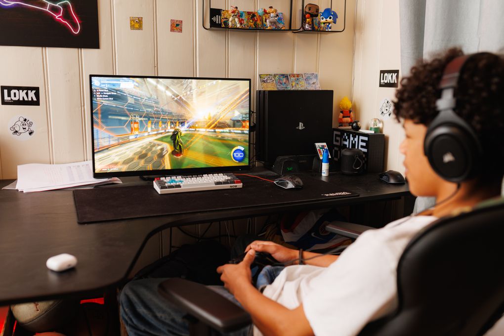 En gutt tidlig i tenårene sitter i en gamingstol og spiller. Vi ser ham skrått bakfra, og ser skjermen han spiller på foran ham.