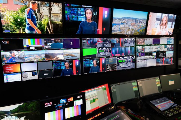 Bilde fra regien til en nyhetssending på TV2. Mange skjermer viser forskjellige bilder i forskjellige størrelser.