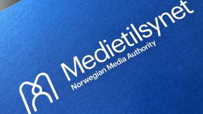 Medietilsynets logo. Hvit skrift på blå bakgrunn.
