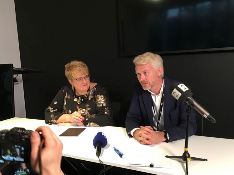 Lokaliseringen av TV 2s redaksjonelle virksomhet utenfor hovedstaden er ett av de viktigste formålene med avtalen mellom TV 2 og staten. Her fra signeringen av avtalen i 2018. Foto Kulturdepartementet