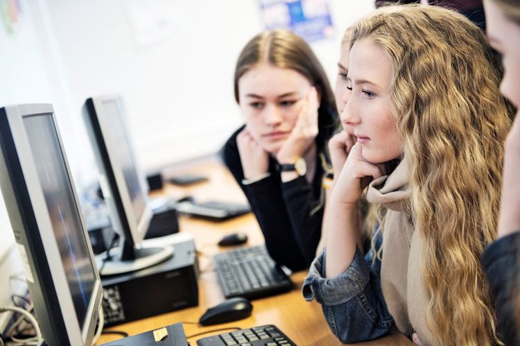 Til tross for at nesten alle 13–18-åringer har mobil og tilgang til pc på skolen eller hjemme, fører dårlig IKT-utstyr til at ikke alle ungdommer kan delta digitalt på lik linje med majoriteten. Foto Medietilsynet