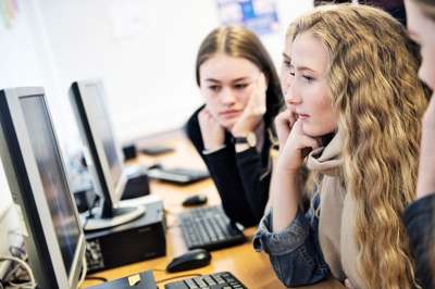 Til tross for at nesten alle 13–18-åringer har mobil og tilgang til pc på skolen eller hjemme, fører dårlig IKT-utstyr til at ikke alle ungdommer kan delta digitalt på lik linje med majoriteten. Foto Medietilsynet