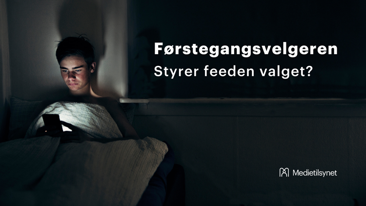 En ung gutt ligger i senga i et mørkt rom og ser på en mobiltelefon som lyser opp ansiktet hans. Ved siden av står teksten: «Førstegangsvelgeren – Styrer feeden valget?». Nederst i bildet vises logoen til Medietilsynet.