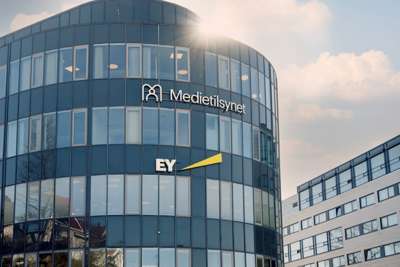 Bilde av bygningen der Medietilsynet har sine kontorer. Det står Medietilsynet på veggen.