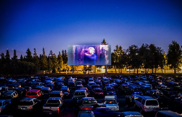 Alt frå gudstenester, konsertar, quizar og standupar blir no heldne i drive-in-format. Du kan søke Medietilsynet om løyve til å kringkaste lyd via FM-nettet. – Det er flott at det blir tatt initiativ til kulturopplevingar i trygge omgivnader i ei vanskeleg tid,, og vi gjer vårt beste for å behandle søknadene så raskt som mogleg, seier Mari Velsand, direktør i Medietilsynet. Foto Thomas Hawk/Flickr