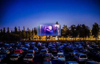 Alt frå gudstenester, konsertar, quizar og standupar blir no heldne i drive-in-format. Du kan søke Medietilsynet om løyve til å kringkaste lyd via FM-nettet. – Det er flott at det blir tatt initiativ til kulturopplevingar i trygge omgivnader i ei vanskeleg tid,, og vi gjer vårt beste for å behandle søknadene så raskt som mogleg, seier Mari Velsand, direktør i Medietilsynet. Foto Thomas Hawk/Flickr