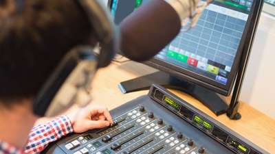 Omkring halvparten av støtten på 21 millioner kroner som er foreslått fordelt neste år, skal øremerkes prosjekter som bidrar til å digitalisere lokalradioene. Foto Medietilsynet