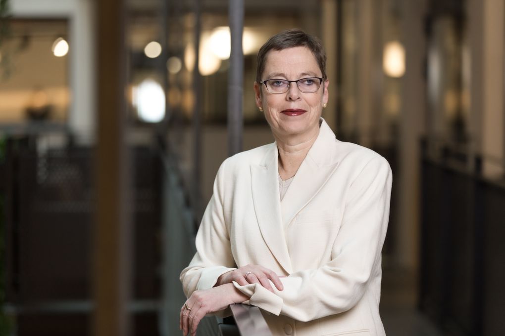 Portrettfoto av Mari Velsand i halvfigur. Hun har på seg en hvit blazer.
