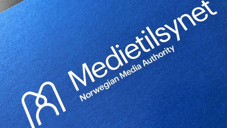 Medietilsynets logo i hvit skrift på blått.
