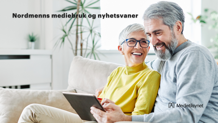 Et smilende eldre par sitter i en lys stue og ser på et nettbrett sammen. Kvinnen har kort grått hår, briller og gul genser, mannen har grått hår og skjegg og en grå genser. Teksten «Nordmenns mediebruk og nyhetsvaner» vises øverst i bildet. Nederst til høyre står Medietilsynets logo.