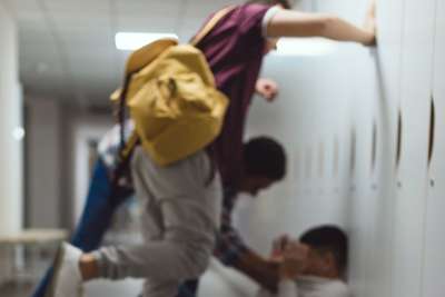 Unge blir eksponert for innhold eller diskusjoner om planlegging av slåsskamper og salg av alkohol og rusmidler på nett. Foto Medietilsynet