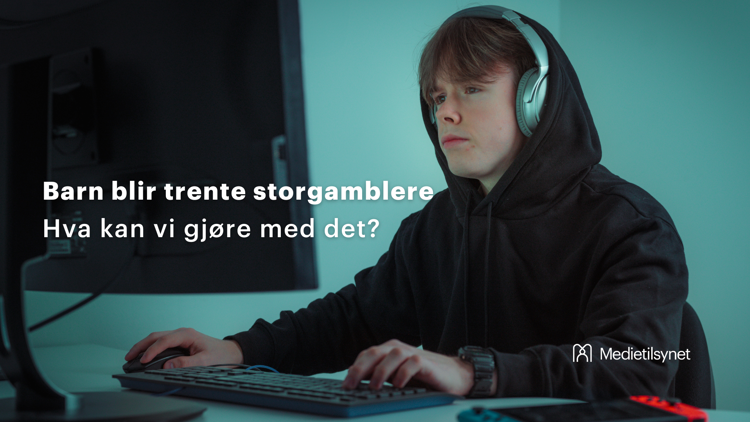 En tenåringsgutt med hettegenser og hodetelefoner sitter konsentrert foran en dataskjerm. Han bruker tastatur og mus, og foran ham ligger en spillkonsoll. På bildet står teksten: «Barn blir trente storgamblere – Hva kan vi gjøre med det?». Nederst vises logoen til Medietilsynet.