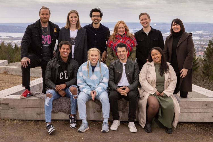 Det er i utgangspunktet tillate med produktplassering i eit program som 71 grader nord kjendis. Her med årets deltakarar. Foto Matti Bernitz/Discovery