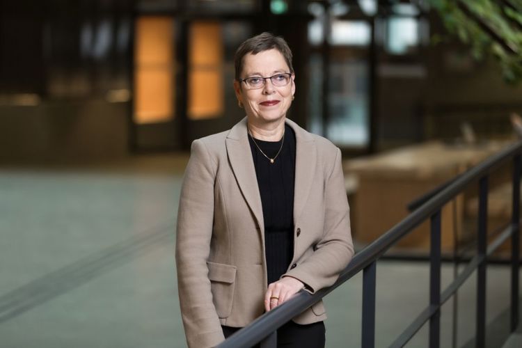 Portrettbilde av Medietilsynets direktør, Mari Velsand. Hun har på seg en svart topp og beige blazer.