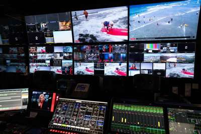 Bilde fra regi-rommet hos TV 2. Mange skjermer viser forskjellige bilder.