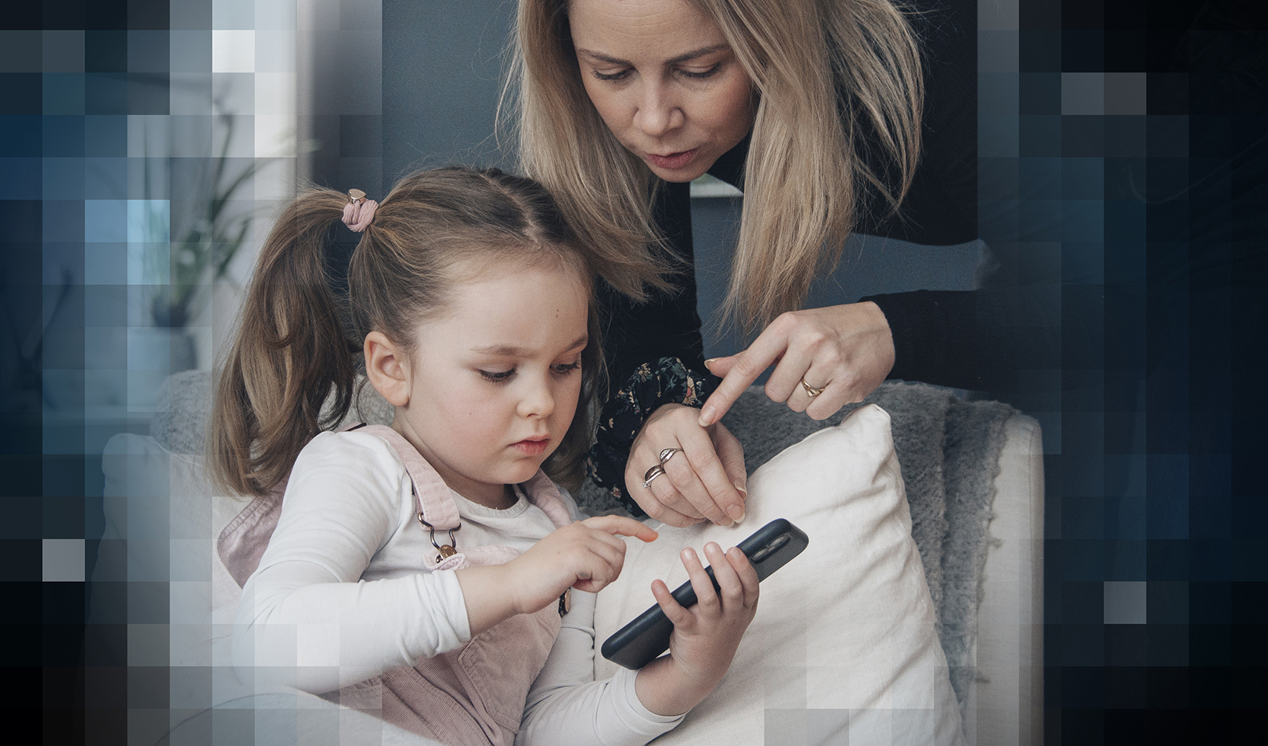 En mor og datter sitter sammen og ser på mobilen. Foto Kine Jensen/ Medietilsynet