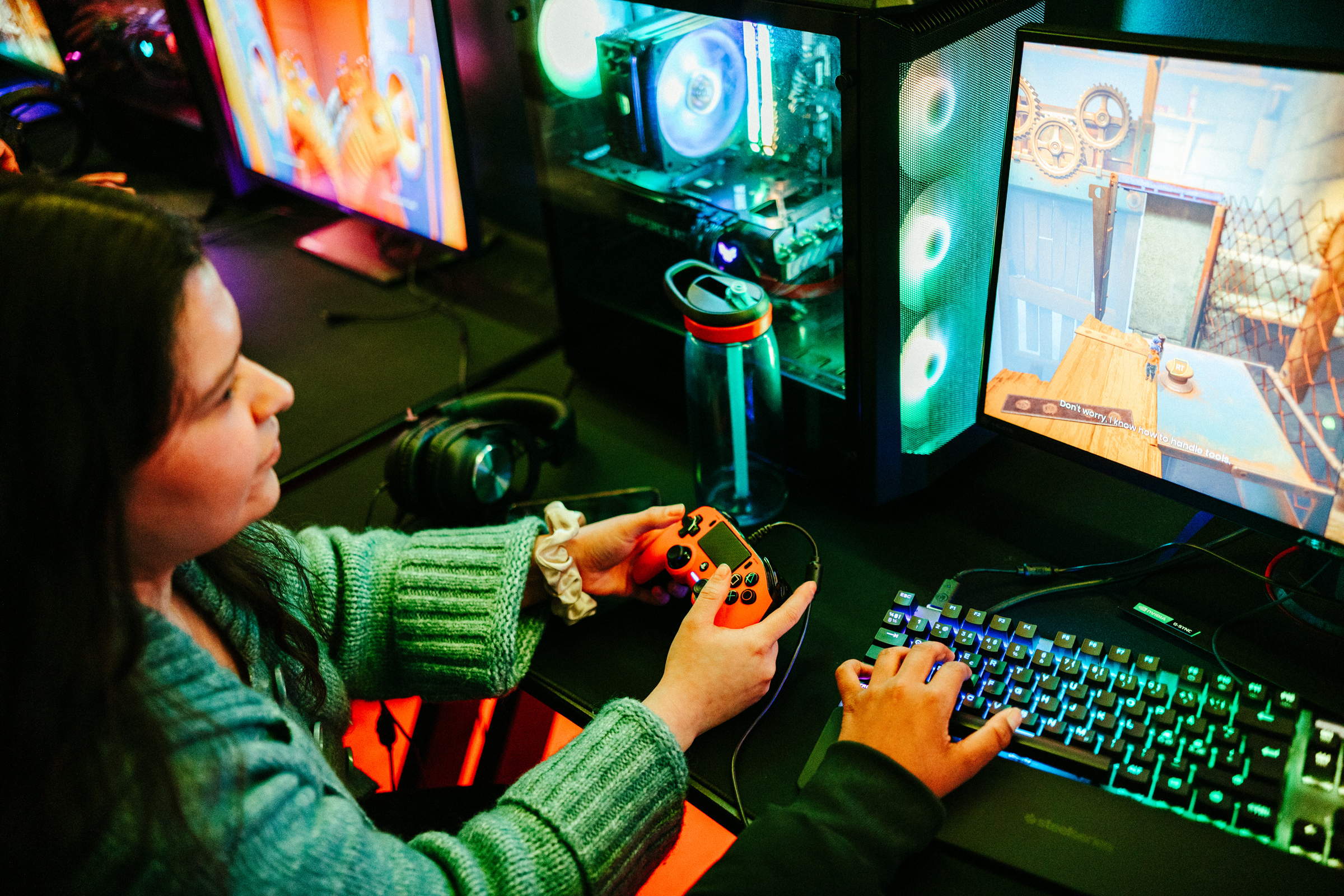 Marlene Rojas lærer å kombinere spill med barnevernsfag. – Det er viktig at vi kan møte dem der de er. Gaming og digitale medier kommer ikke til å gå bort med det første, sier hun. Foto OM Kinapel/NewsLab