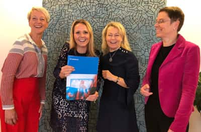 Barne- og likestillingsminister Linda Hofstad Helleland og folkehelseminister Åse Michaelsen mottar utkastet til etiske retningslinjer mot uheldig kroppspress i sosiale medier fra Mari Velsand, direktør i Medietilsynet (t.h.) og Elisabeth Lier-Haugseth, direktør i Forbrukertilsynet (t.v.) 2. oktober 2018. Foto: Medietilsynet