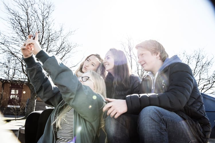 Ungdom tar selfie med mobil ute. Foto Medietilsynet