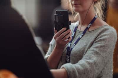 Kvinne intervjuar med mobiltelefon. Foto: Medietilsynet/ Thomas Ekström