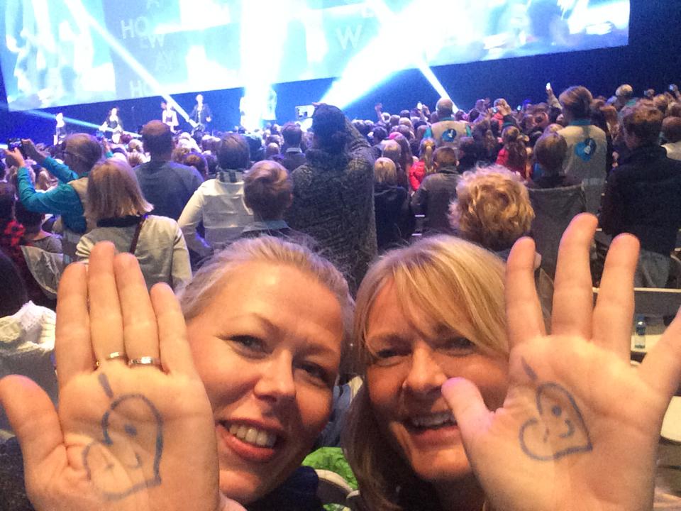 Barbro Hardersen og Berit Andersen i Medietilsynet foran 7000 barn og unge som hyler til Isaac Eliott på åpningen av Bruk Hue i Telenor Arena 8. oktober. Foto: Barbro Hardersen