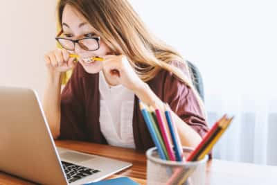 Medietilsynet meiner kritisk medieforståing er ein føresetnad for eit velfungerande demokrati. Vi meiner derfor det er viktig å lyfte fram dette området når grunnskulen sine læreplanar no skal reviderast. Foto Pixabay