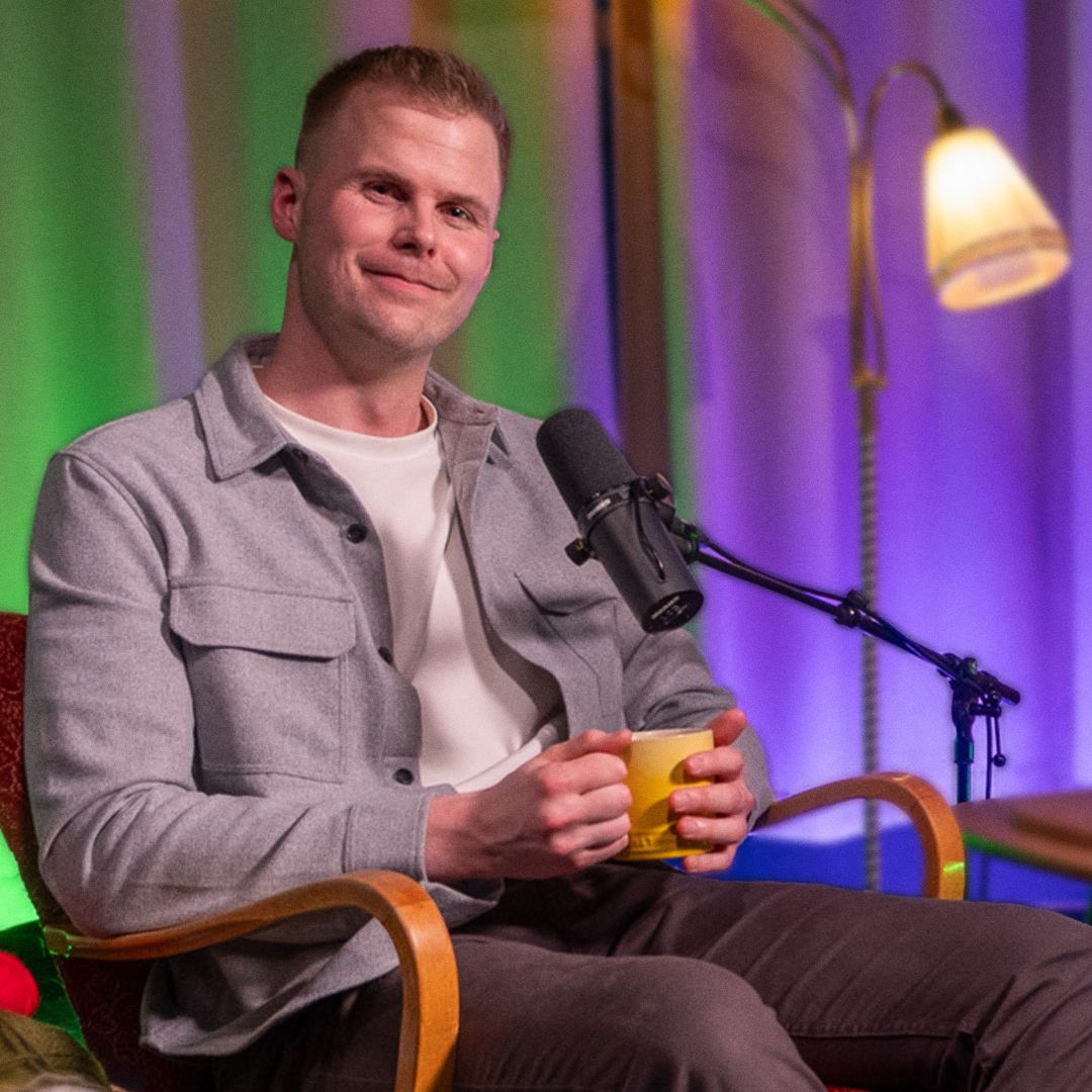 Kaffipraatti programleder Tomi Vaara i studio. Foto.