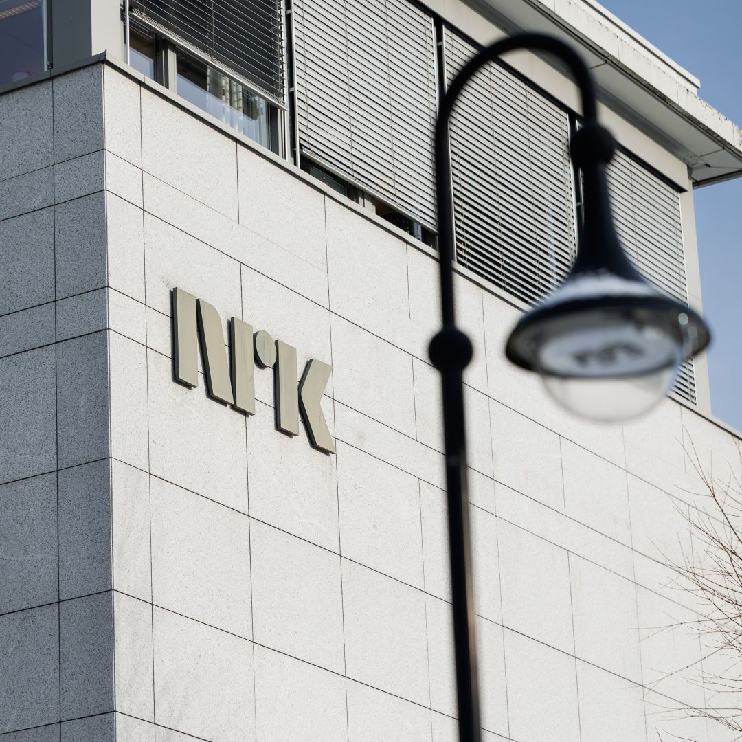 NRK-bygningen med NRK-logo. Foto.