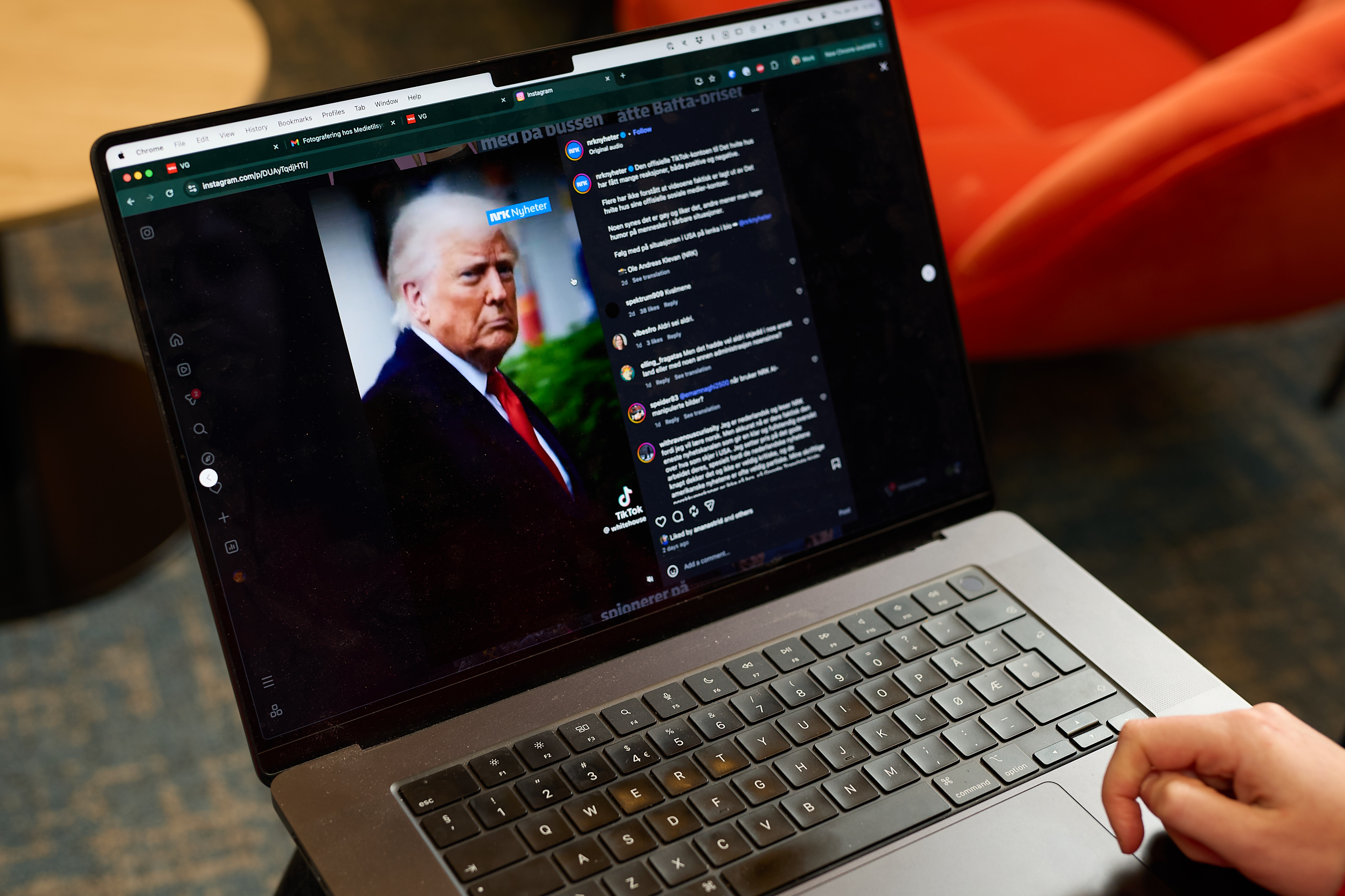 Laptop viser nyhetsinnhold og sosiale medier p&aring; skjermen.