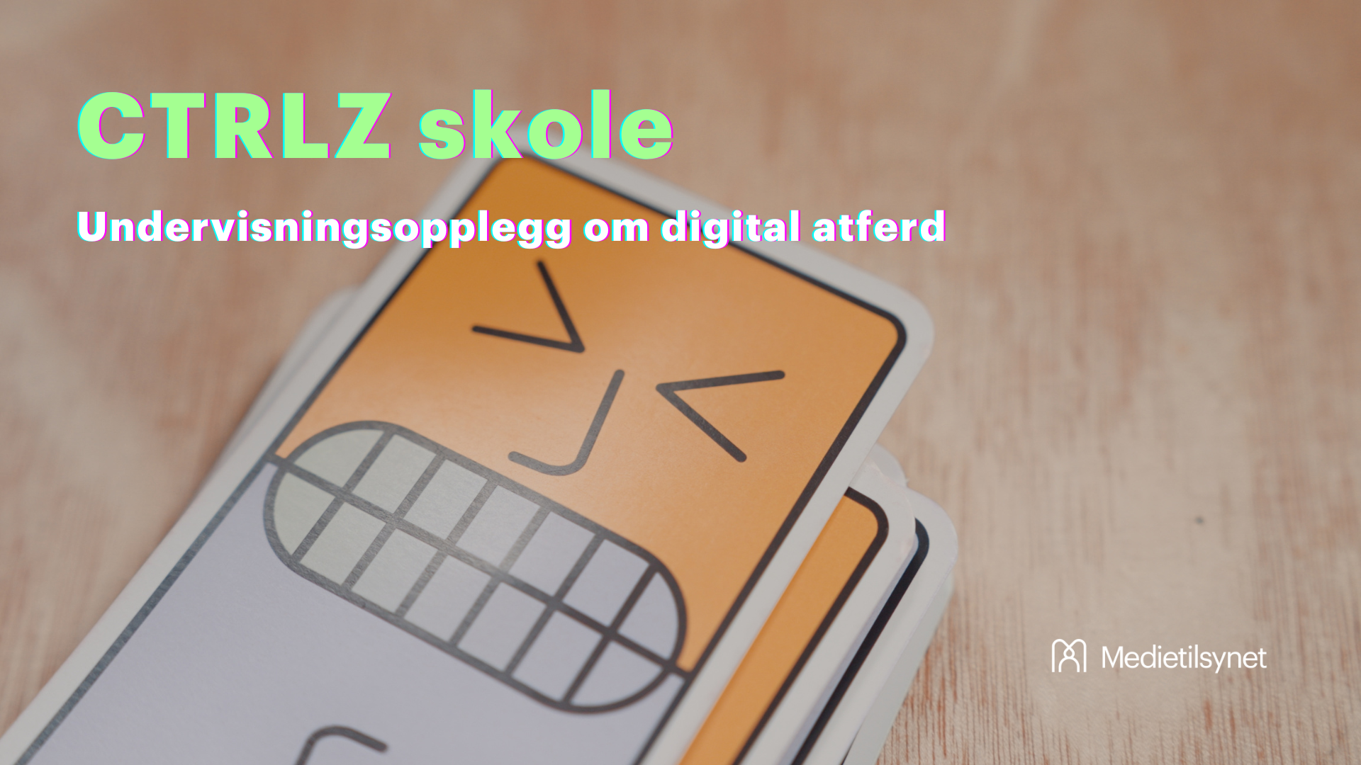 Et spillkort fra brettspillet Toxic med teksten "CTRLZ Skole – et undervisningsopplegg om digital atferd" liggende over bildet