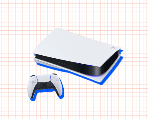 Illustrasjon av en hvit PlayStation 5-konsoll med tilhørende håndkontroller, mot en hvit bakgrunn med rødt rutenett.
