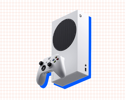 Illustrasjon av en hvit Xbox-konsoll med tilh&oslash;rende h&aring;ndkontroller, mot en hvit bakgrunn med r&oslash;dt rutenett.